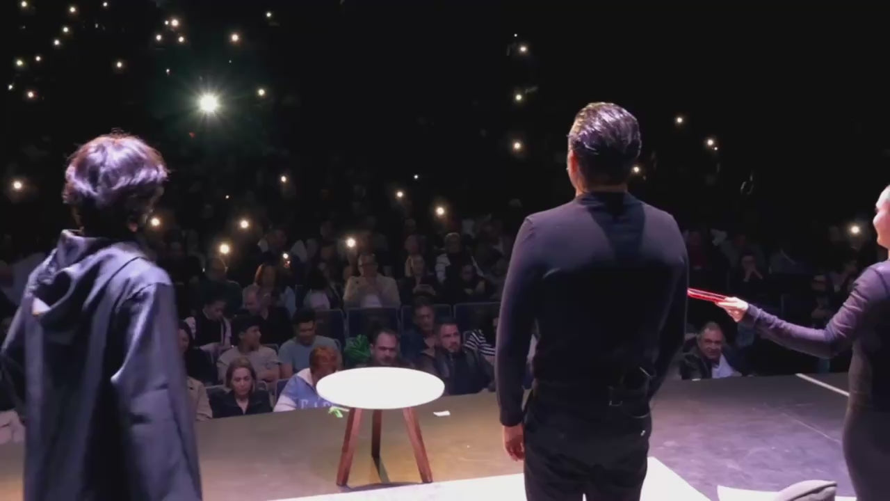 Cargar video: René Dupeyron en vivo. Funciones disponibles ahora.